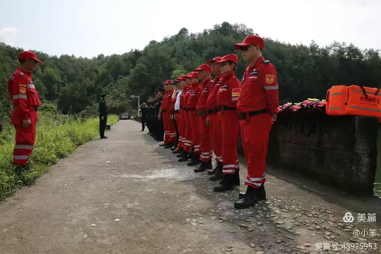 缙云县公安巡特警大队与民安公益救援中心联合开展水域救援训练，提高队伍水域救援能力！